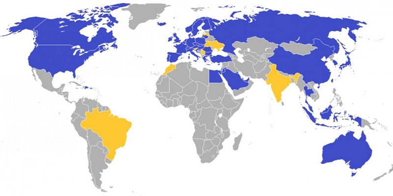 Modrá farba zobrazuje trh, ktorý v súčasnosti pokrýva spoločnosť IKEA. Žlté oblasti má v pláne pokryť v budúcnosti.